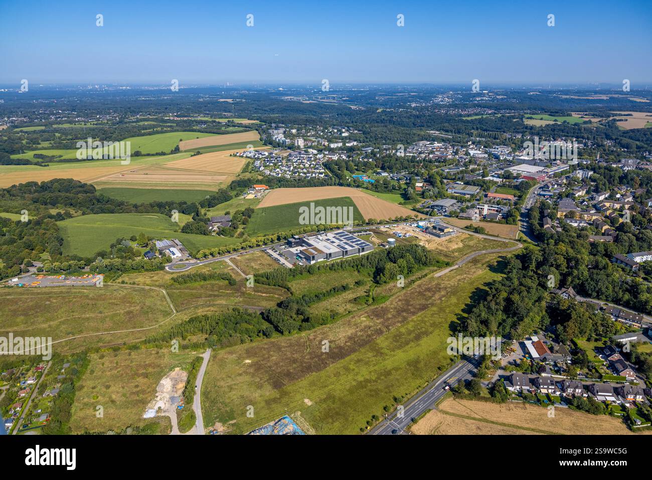 Vue aérienne, zone de prairie et zone de construction avec nouveau bâtiment Innovationspark Heiligenhaus zone industrielle, locaux de l'entreprise nouveau bâtiment R+M de Banque D'Images