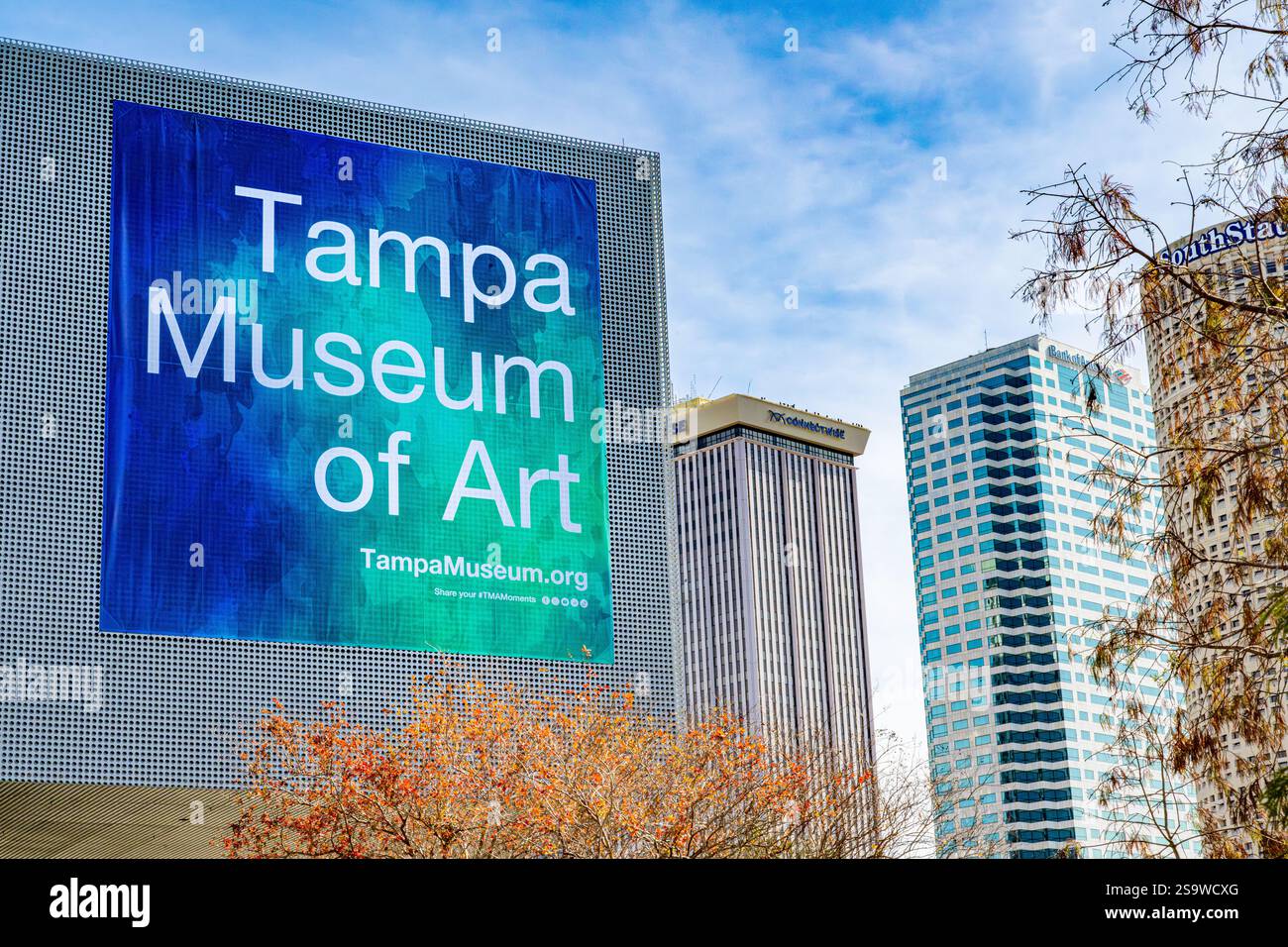 Tampa Bay Arts - Tampa Museum of Art and Art Work - Tampa FL zone de Floride avec des bâtiments et skyline sans plage Banque D'Images