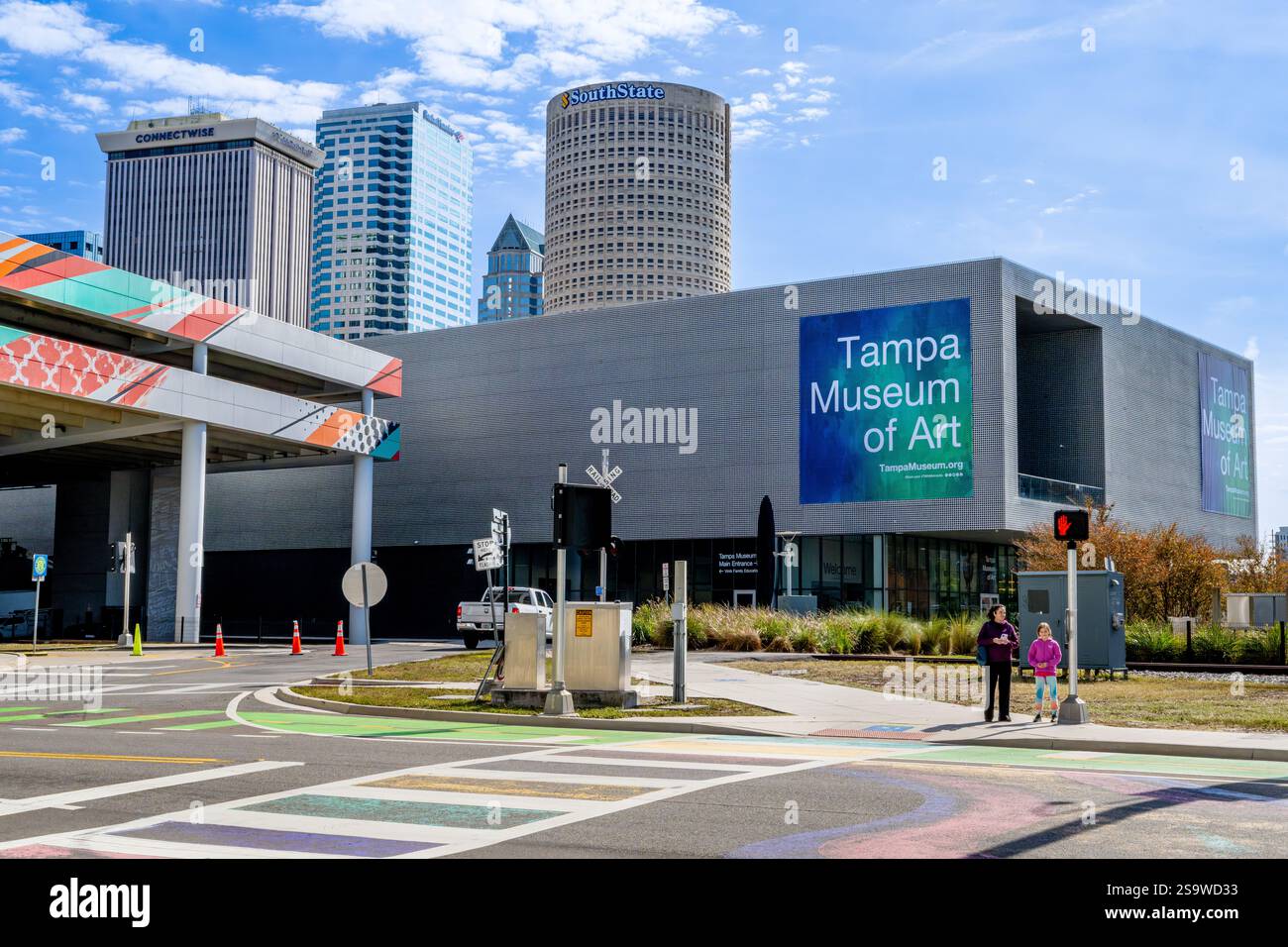 Tampa Bay Arts - Tampa Museum of Art and Art Work - Tampa FL zone de Floride avec des bâtiments et skyline sans plage Banque D'Images