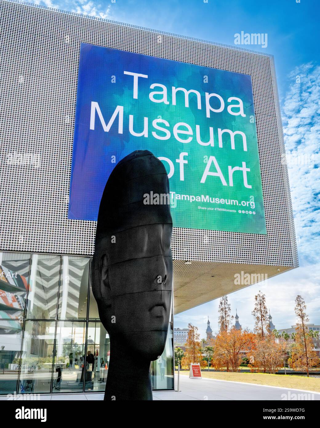 Tampa Bay Arts - Tampa Museum of Art and Art Work - Tampa FL zone de Floride avec des bâtiments et skyline sans plage Banque D'Images
