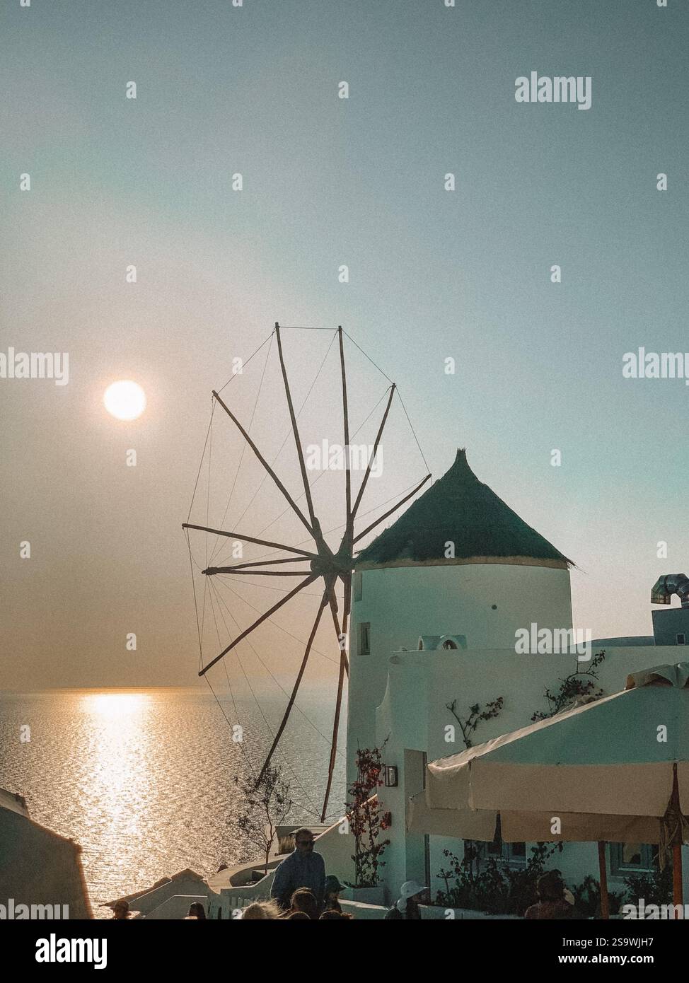 Photographie à couper le souffle d'un coucher de soleil sur Santorin, Grèce, capturant les teintes chaudes et dorées du ciel au coucher du soleil Banque D'Images