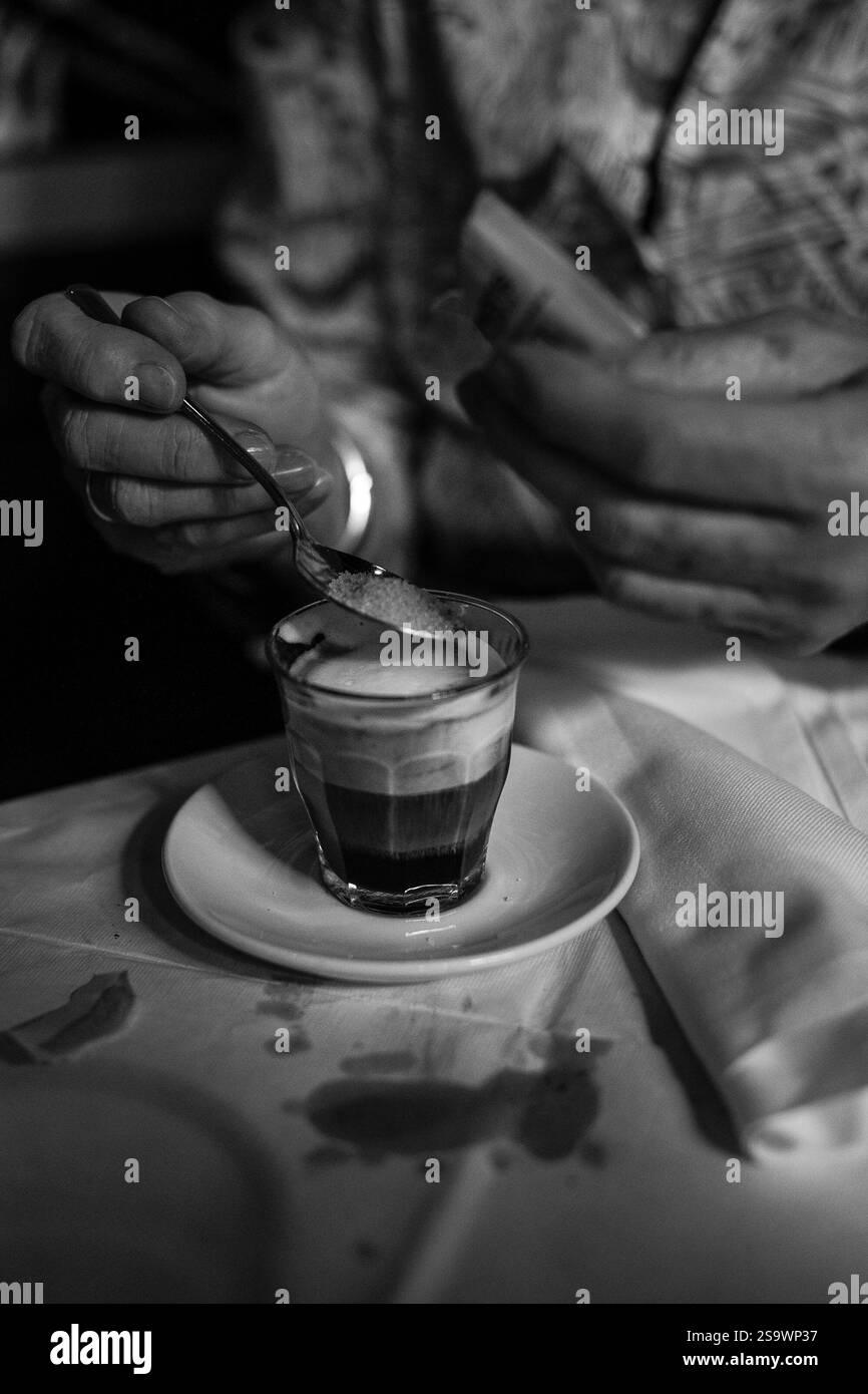 Café, macchiato, main féminine, remuer Banque D'Images