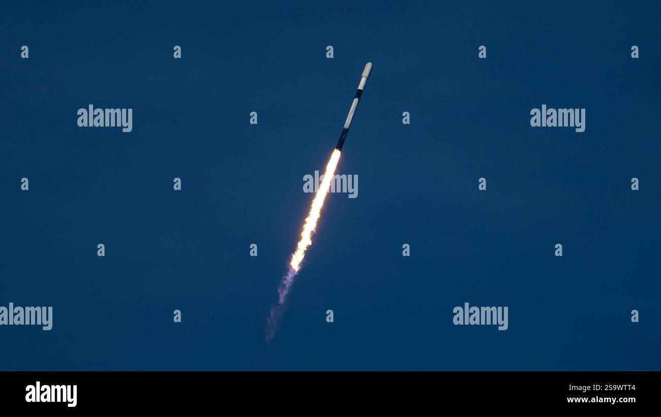 Cap Canaveral, Floride, États-Unis. 27 janvier 2025. Une fusée SpaceX Falcon 9 transportant 21 satellites Starlink, dont 13 dotés de capacités Direct to Cell, décolle du Space Launch Complex-40 à la Station spatiale de Cape Canaveral, en Floride, à 17 h 05 HNE le 27 janvier 2025. Crédit : ZUMA Press, Inc/Alamy Live News Banque D'Images