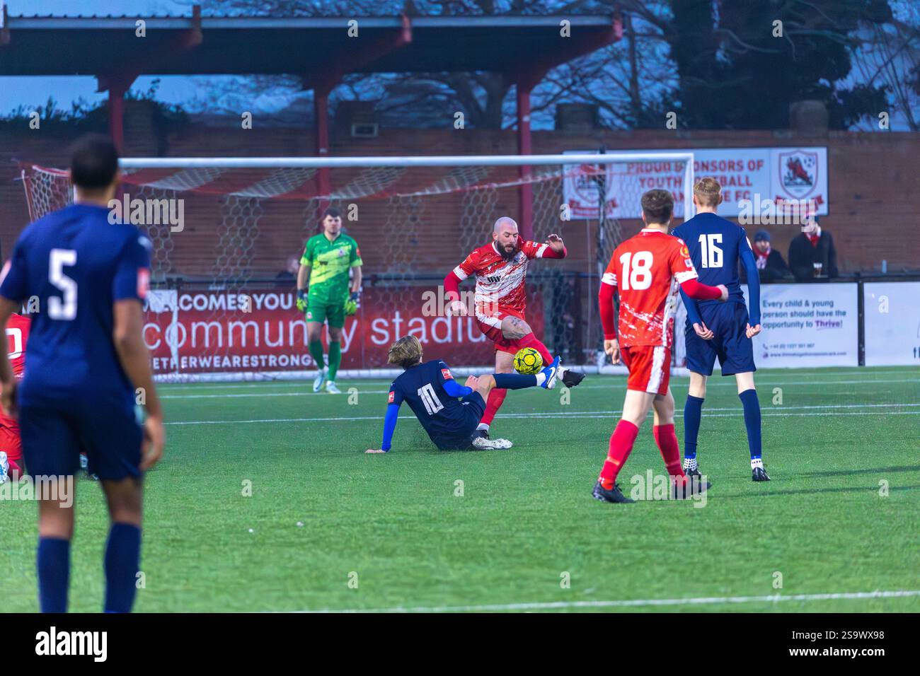 Le défenseur Joe Ellul libère le ballon lors du match Ramsgate FC contre Beckenham Town FC Isthmian League Southern Division le 18 janvier 2025. Score 5-0. Banque D'Images