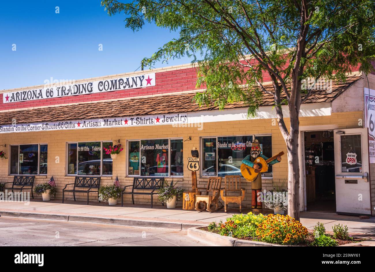 Winslow, AZ USA - 4 juin 2018 : Arizona 66 Trading Company est une boutique de cadeaux près du parc Standing on the Corner hommage à Jackson Browne Sone, Take It Banque D'Images