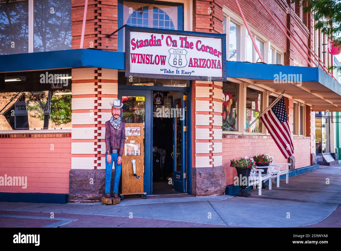 Winslow, AZ États-Unis - 4 juin 2018 : extérieur de la cabine sur la boutique de cadeaux Corner RT66. Banque D'Images