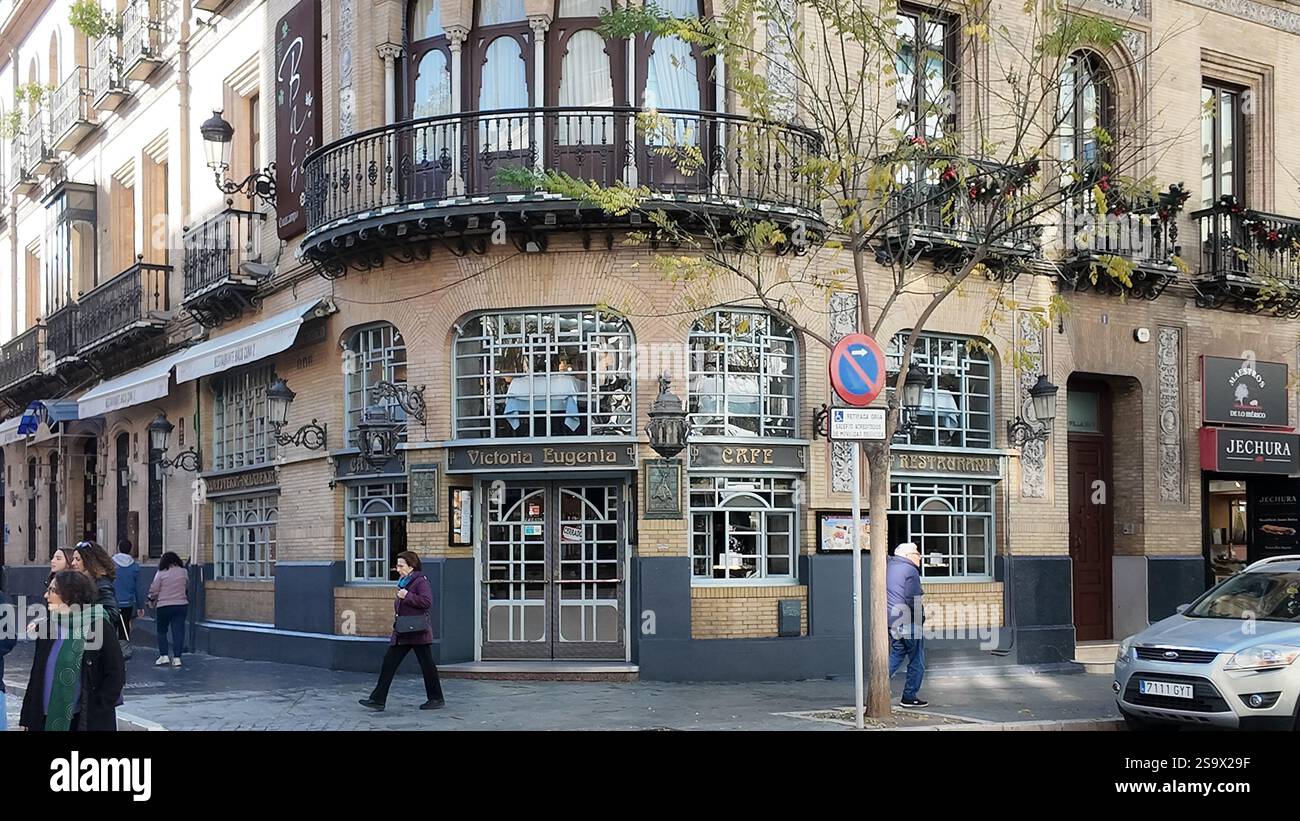 L'extérieur du café Baco Victoria Eugenia dispose d'un bâtiment historique à l'architecture traditionnelle à Séville. Banque D'Images