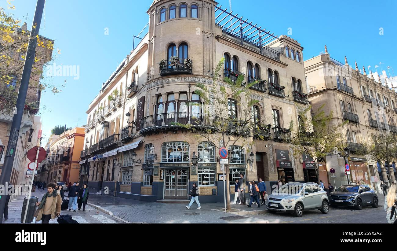 L'extérieur du café Baco Victoria Eugenia dispose d'un bâtiment historique à l'architecture traditionnelle à Séville. Banque D'Images