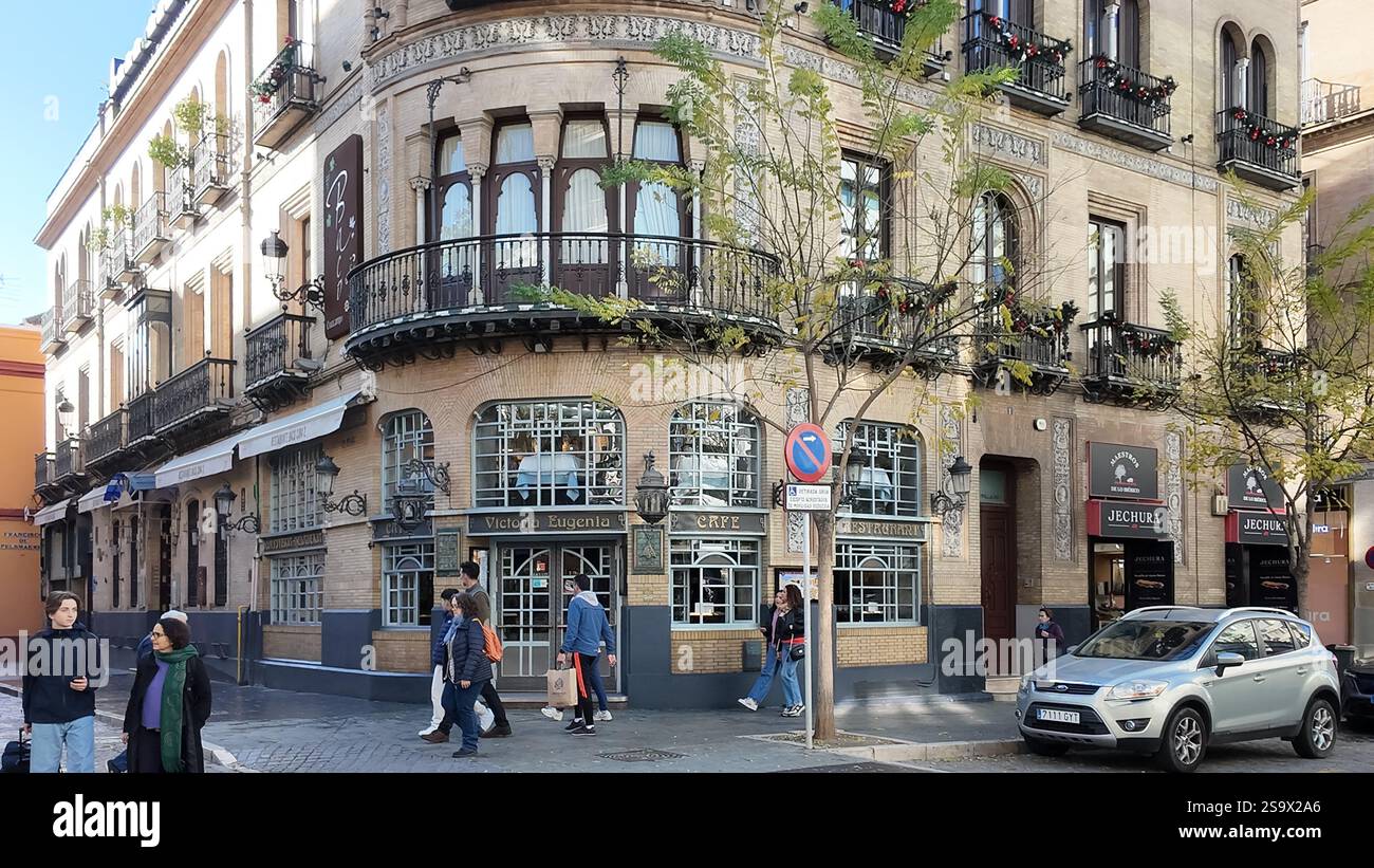 L'extérieur du café Baco Victoria Eugenia dispose d'un bâtiment historique à l'architecture traditionnelle à Séville. Banque D'Images