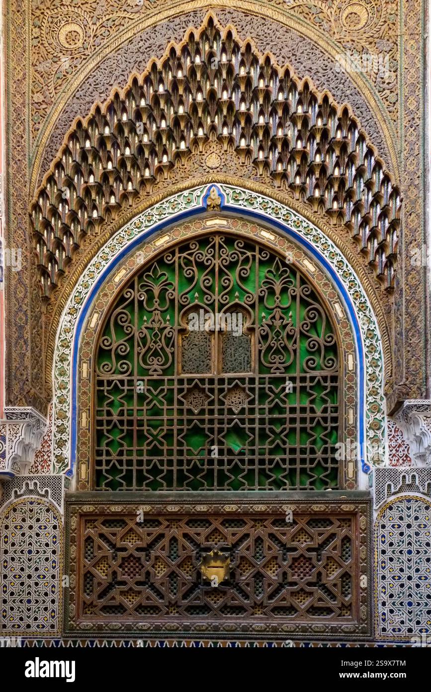 Fès, Maroc. Superbe extérieur d'un mur de mosquée avec plâtre sculpté à la main, métal et travail en bois. Banque D'Images