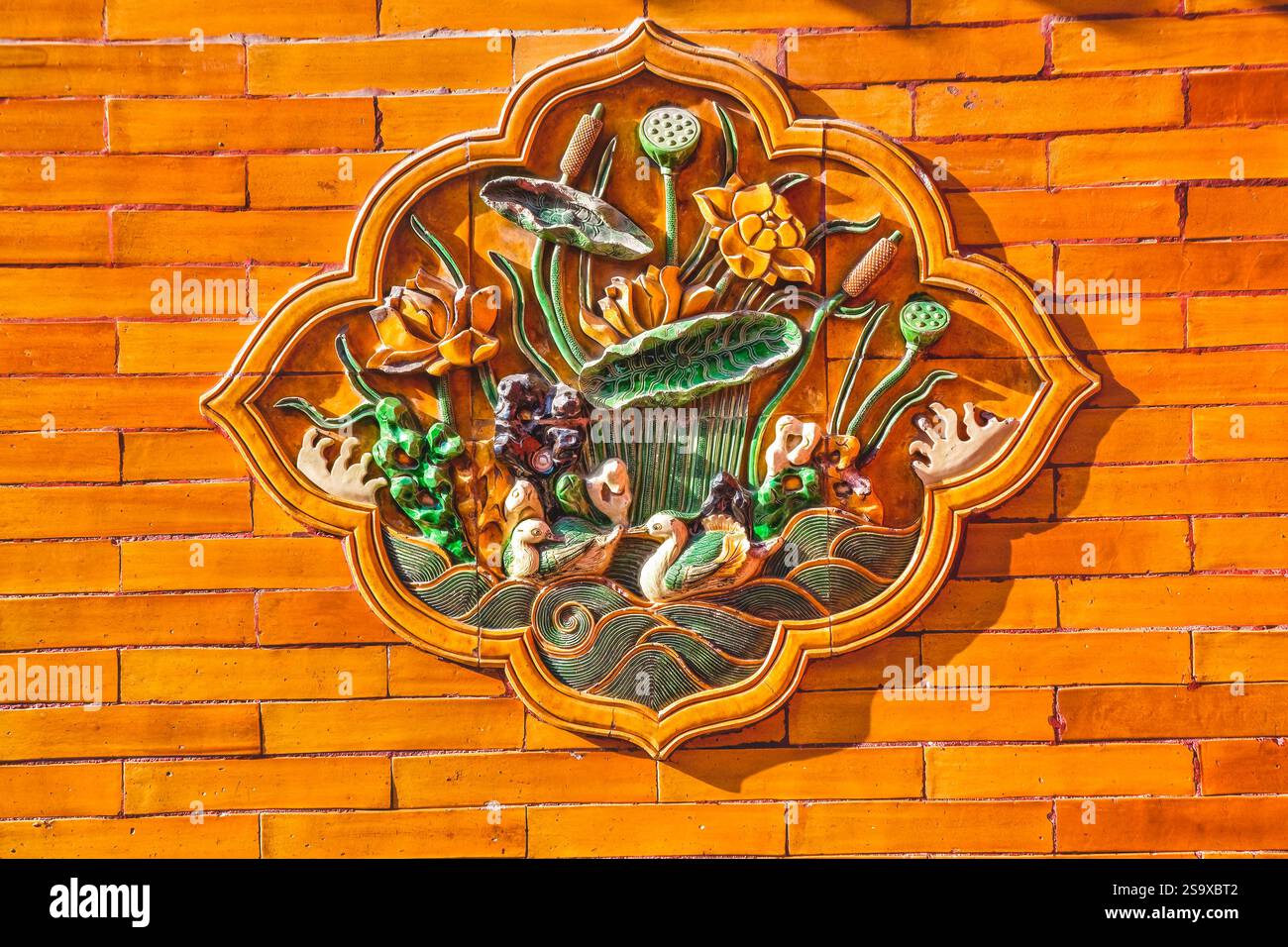 Décoration de scène d'eau en céramique, mur jaune, Gugong, Cité interdite, Palais de l'Empereur, Pékin, Chine. Deux canards représentant le mariage pour toujours. Construit Banque D'Images
