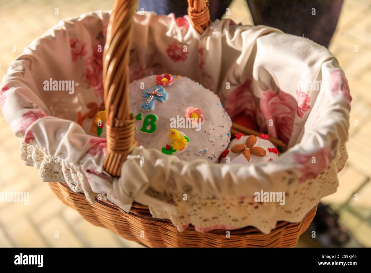 Ukraine, Kiev, Kiev. Célébrer Pâques avec de petits gâteaux décorés et des œufs dans le panier. Banque D'Images
