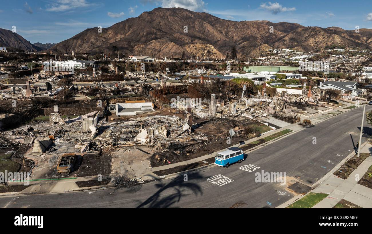 Vue aérienne des maisons détruites par l'incendie d'Eaton dans la région de Parker Canyon des Pacific Palisades. des vents de 100 km/h ont traversé le canyon, alimentant le feu et brûlant de nombreuses maisons dans la région. 1/27/2025 Pacific Palisades, CA., USA (photo par Ted Soqui/Sipa USA) crédit : Sipa USA/Alamy Live News Banque D'Images