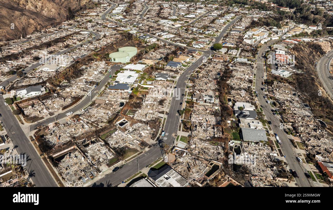 Vue aérienne des maisons détruites par l'incendie d'Eaton dans la région de Parker Canyon des Pacific Palisades. des vents de 100 km/h ont traversé le canyon, alimentant le feu et brûlant de nombreuses maisons dans la région. 1/27/2025 Pacific Palisades, CA., USA (photo par Ted Soqui/Sipa USA) crédit : Sipa USA/Alamy Live News Banque D'Images