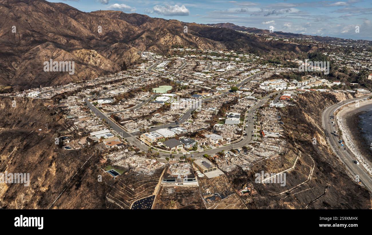 Vue aérienne des maisons détruites par l'incendie d'Eaton dans la région de Parker Canyon des Pacific Palisades. des vents de 100 km/h ont traversé le canyon, alimentant le feu et brûlant de nombreuses maisons dans la région. 1/27/2025 Pacific Palisades, CA., USA (photo par Ted Soqui/Sipa USA) crédit : Sipa USA/Alamy Live News Banque D'Images