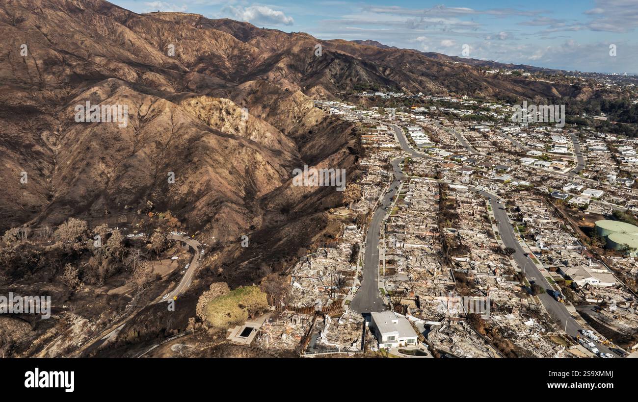 Vue aérienne des maisons détruites par l'incendie d'Eaton dans la région de Parker Canyon des Pacific Palisades. des vents de 100 km/h ont traversé le canyon, alimentant le feu et brûlant de nombreuses maisons dans la région. 1/27/2025 Pacific Palisades, CA., USA (photo par Ted Soqui/Sipa USA) crédit : Sipa USA/Alamy Live News Banque D'Images