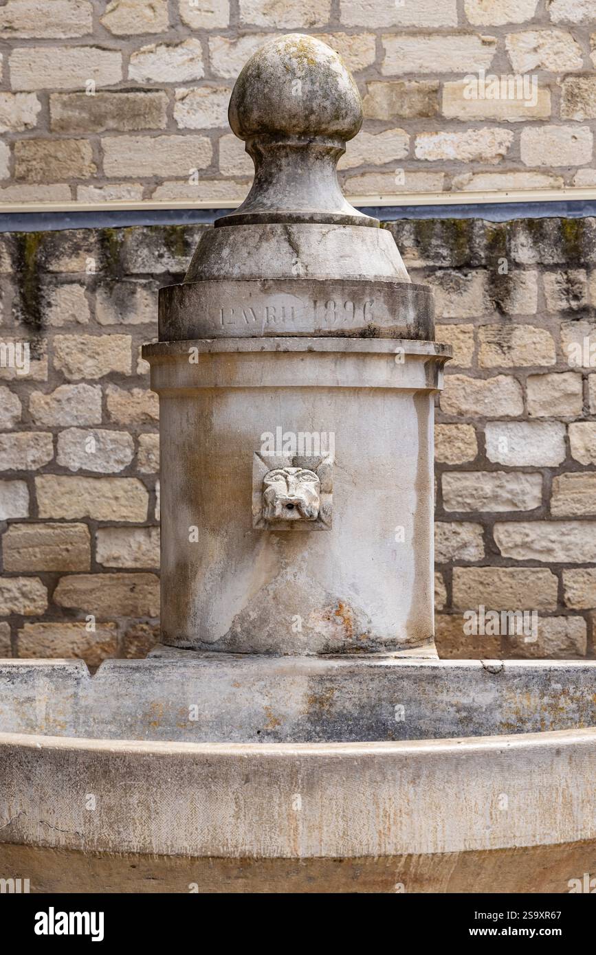 Aigues-mortes, Gard, Occitanie, France. Ancienne fontaine d'eau potable. Banque D'Images