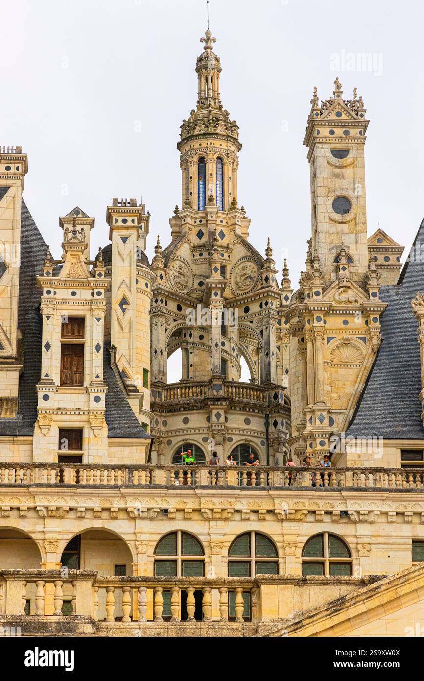 Construites sur le toit du Château Chambord dans la vallée de la Loire en France sont ces tours magnifiquement conçues inspirées par Léonard de Vinci. Banque D'Images