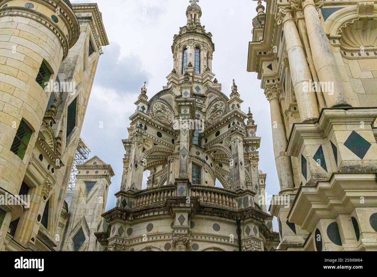 Tower on Chateau Chambord est la plus élaborée dans la conception et est la pièce maîtresse des tours de toit sur le château. Banque D'Images