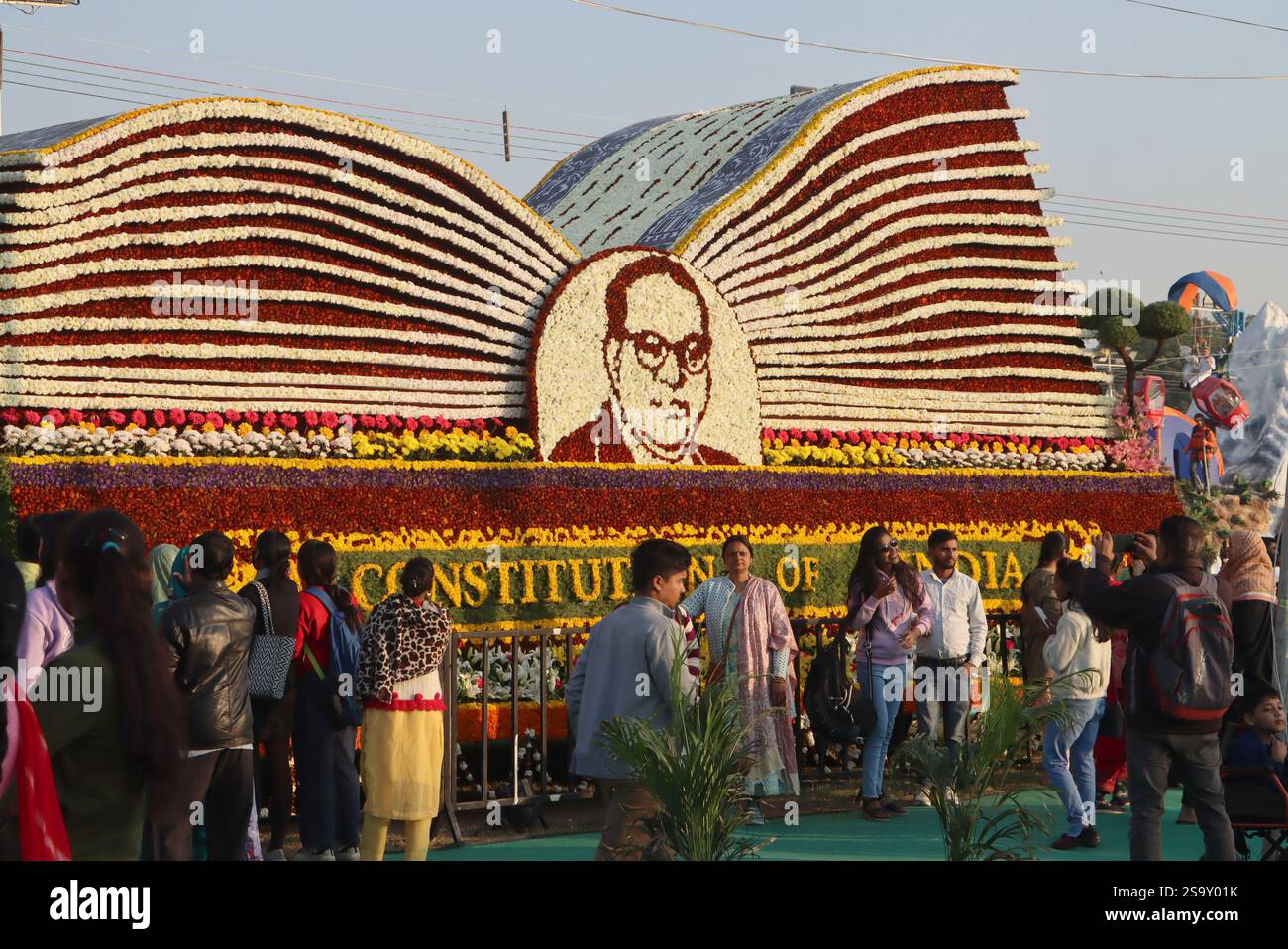 New Delhi, Inde. 27 janvier 2025. NEW DELHI, INDE - JANVIER 27 : les visiteurs posent pour des photos pendant le Bharat Parv 2025, après la parade du jour de la république sur les pelouses du Fort Rouge le 27 janvier 2025 à New Delhi, Inde. (Photo de Sonu Mehta/Hindustan Times/Sipa USA) crédit : Sipa USA/Alamy Live News Banque D'Images