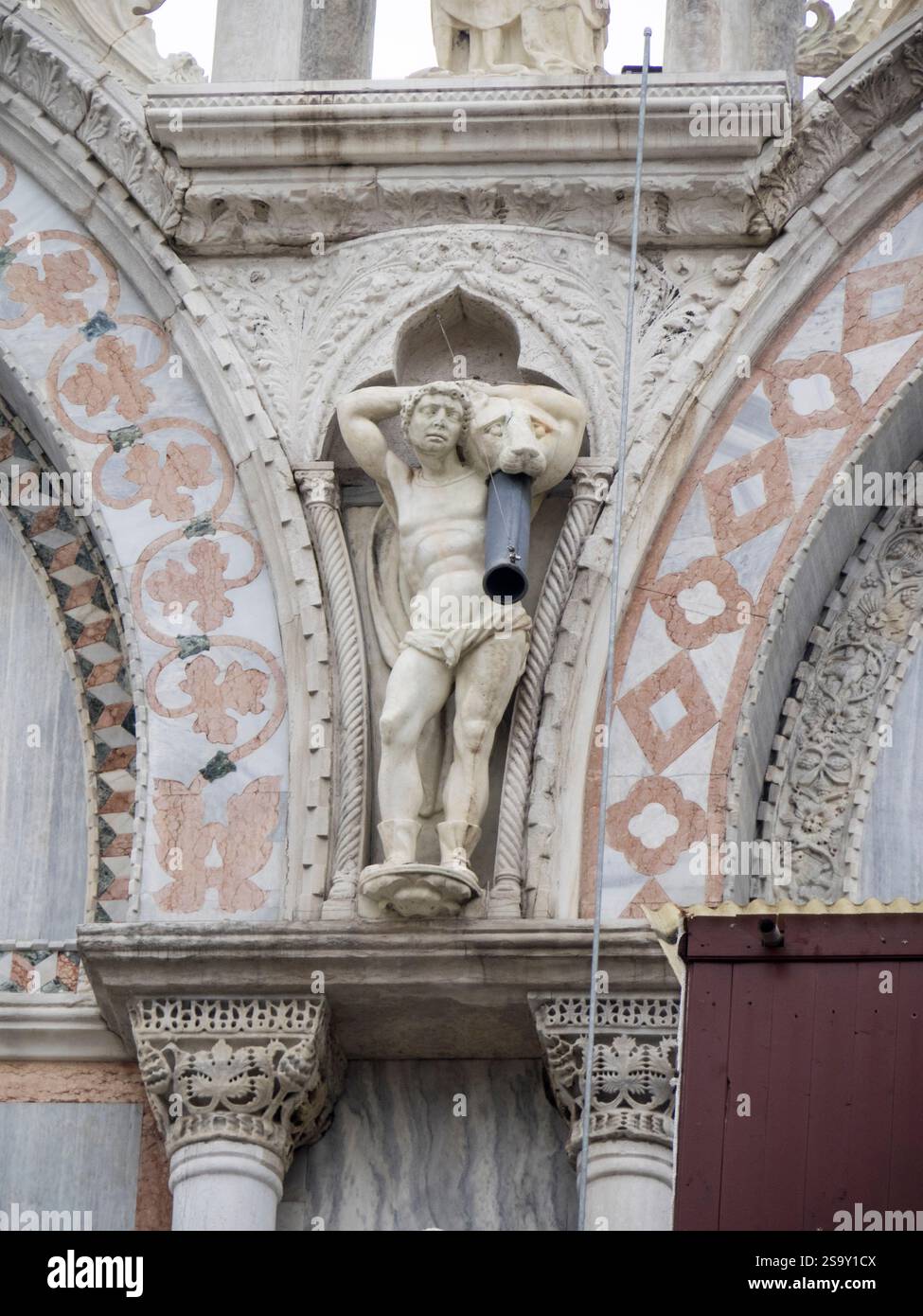 Italie, Venise. Statue et bec de vidange sur la basilique des marques ou la basilique di San Marco sur la place San Marco. Banque D'Images