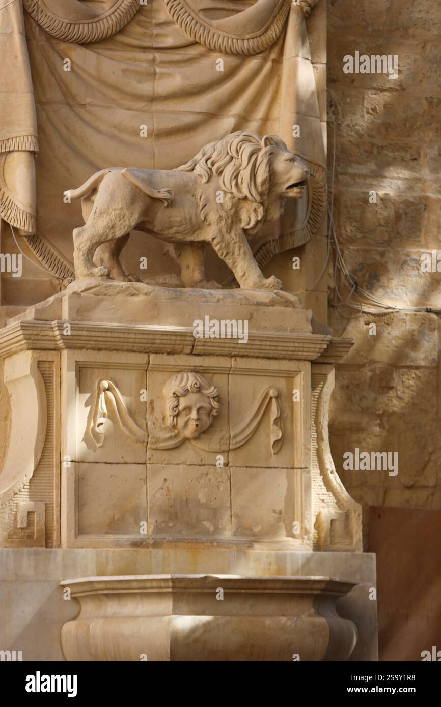 La Valette, Malte. Calcaire Lion de Venise et un ange chérubin Banque D'Images