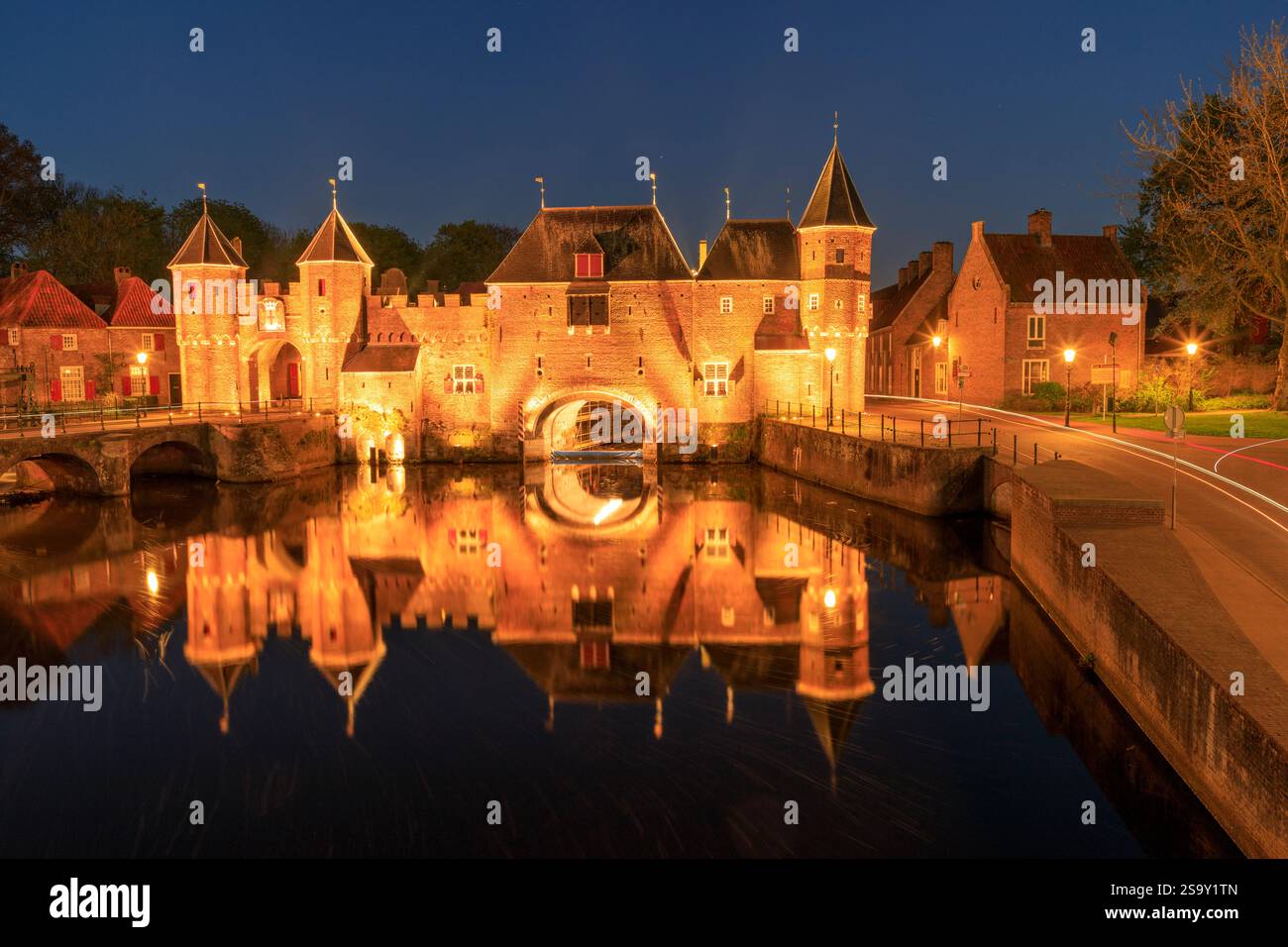 Pays-Bas, Hollande, Utrecht, Amersfoort. Koppelpoort est une combinaison de terre et d'eau, porte de ville. Le nom est dérivé du mot néerlandais moyen oriental pour Banque D'Images