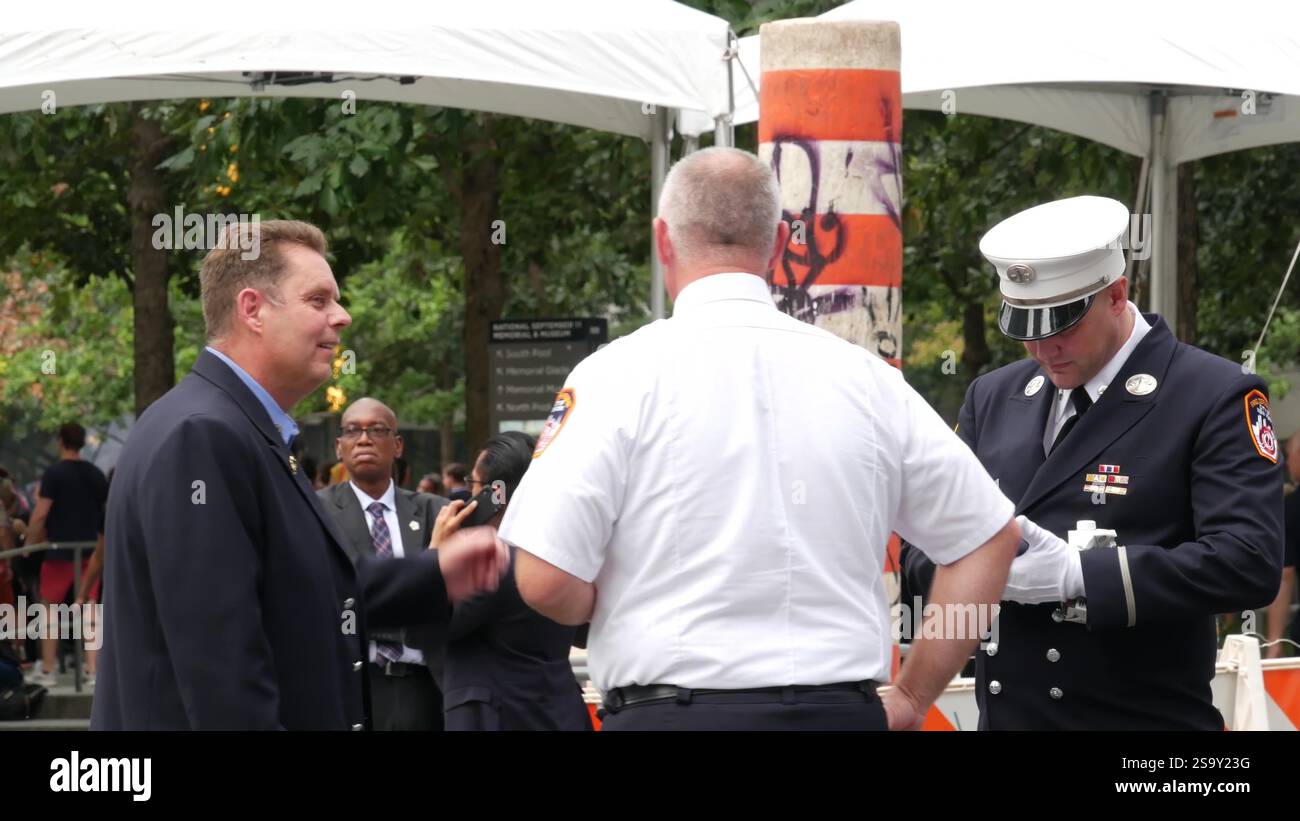 New York City, États-Unis - 11 septembre 2023 : les pompiers célèbrent la Journée du Patriot. 911 événement commémoratif du souvenir, FDNY commémorer l'anniversaire. Pompiers, Manhattan 10 Ten Firehouse. Banque D'Images New York City, États-Unis - 11 septembre 2023 : les pompiers célèbrent la Journée du Patriot. 911 événement commémoratif du souvenir, FDNY commémorer l'anniversaire. Pompiers, Manhattan 10 Ten Firehouse. Banque D'Images