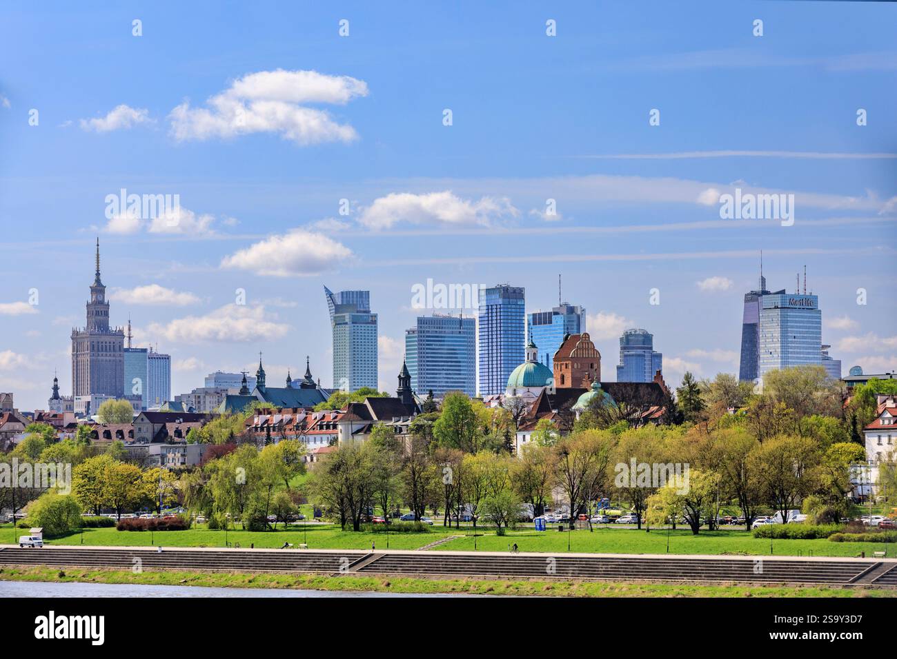 Pologne, Varsovie. Vieille ville historique classée au patrimoine mondial de l'UNESCO. Vue d'ensemble de la ville depuis l'eau. Banque D'Images