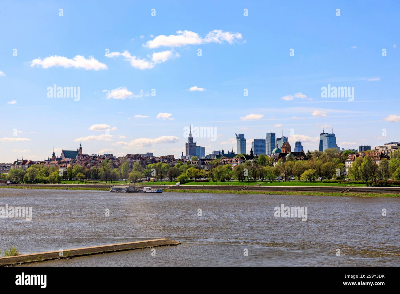 Pologne, Varsovie. Vieille ville historique classée au patrimoine mondial de l'UNESCO. Vue d'ensemble de la ville depuis l'eau. Banque D'Images