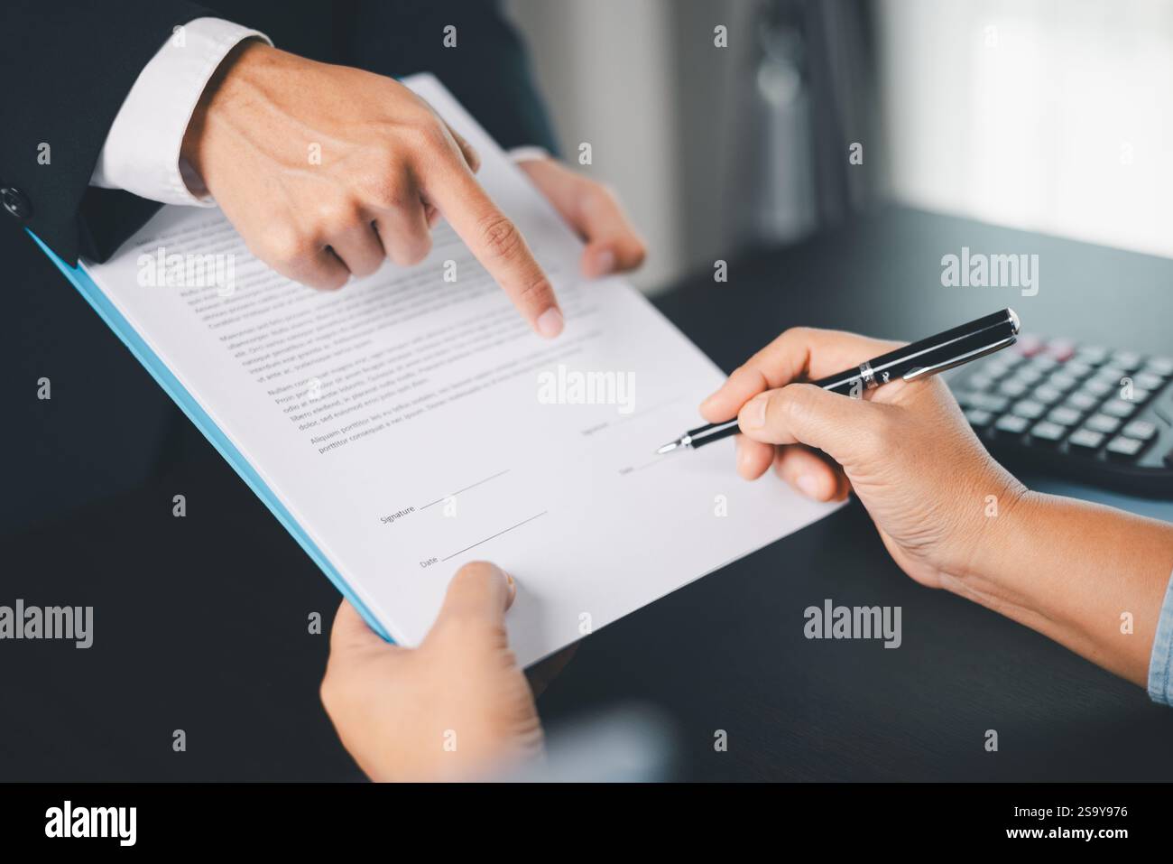 Les gens d'affaires signant le contrat faisant affaire avec le concept d'agent d'assurance-vie pour le plan d'épargne d'assurance-vie d'assurance-santé consultant. Approuvé s Banque D'Images