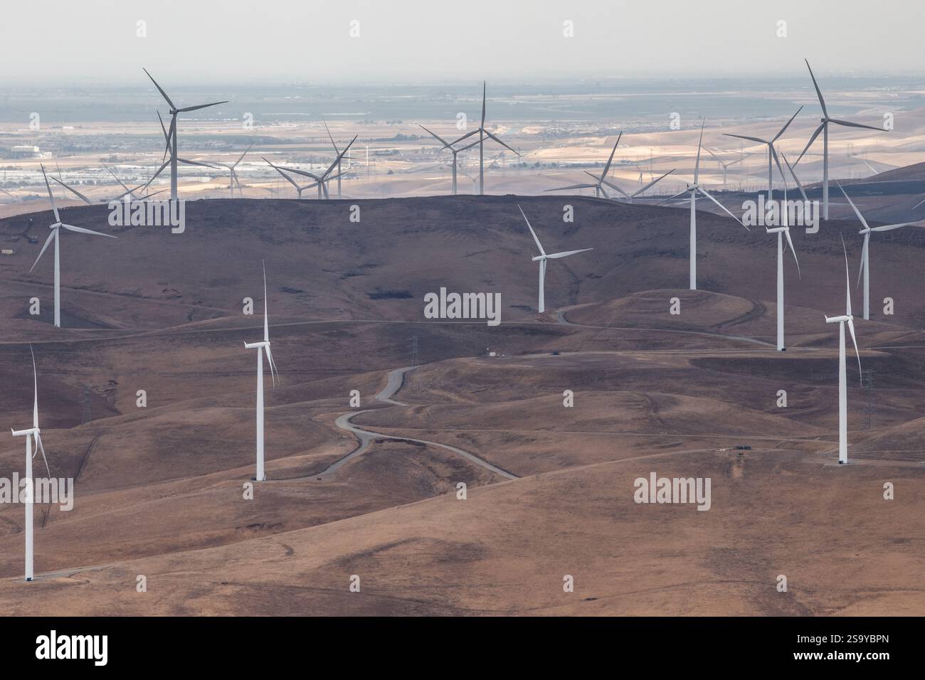 Le parc éolien d'Altamont Pass en Californie du Nord avec de nombreuses éoliennes générant de l'énergie éolienne. Banque D'Images