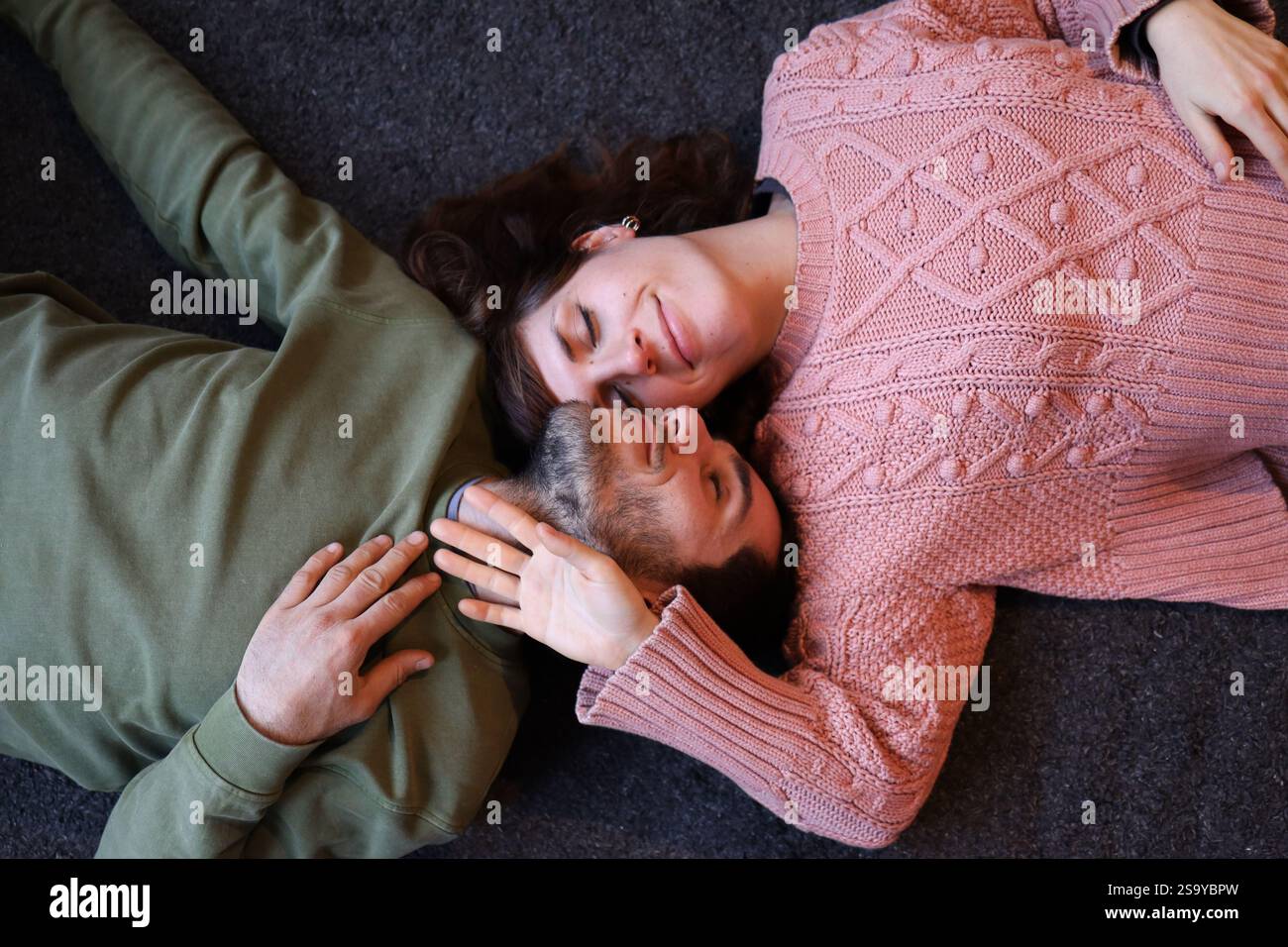 Heureux couple célébrant l'amour sur une belle journée romantique Banque D'Images