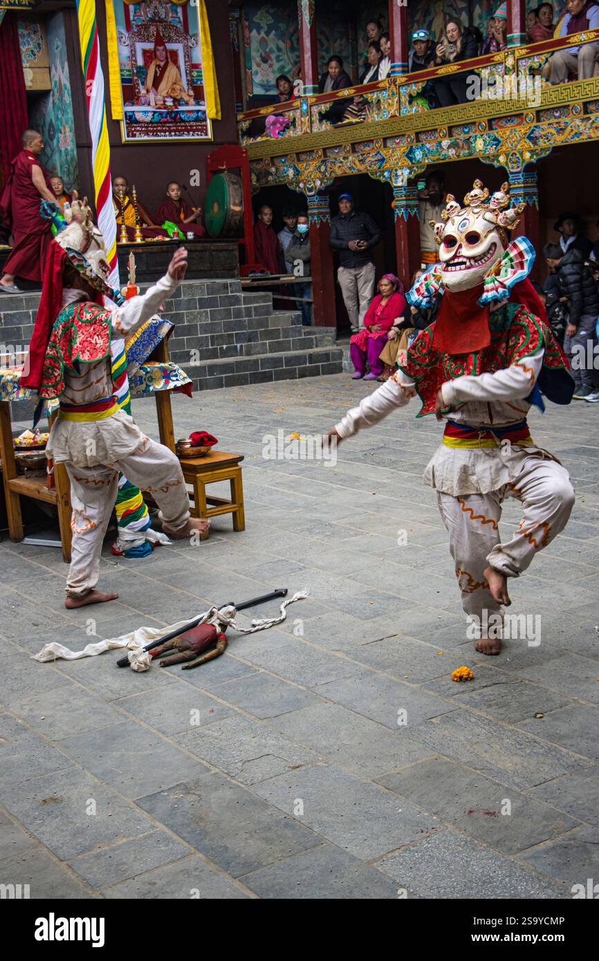 Squelette Cham danseurs perfrom Thur-Dhag, la danse de libération de Mani Rimdu Festival, monastère de Chiwong, Solu. Népal. Banque D'Images