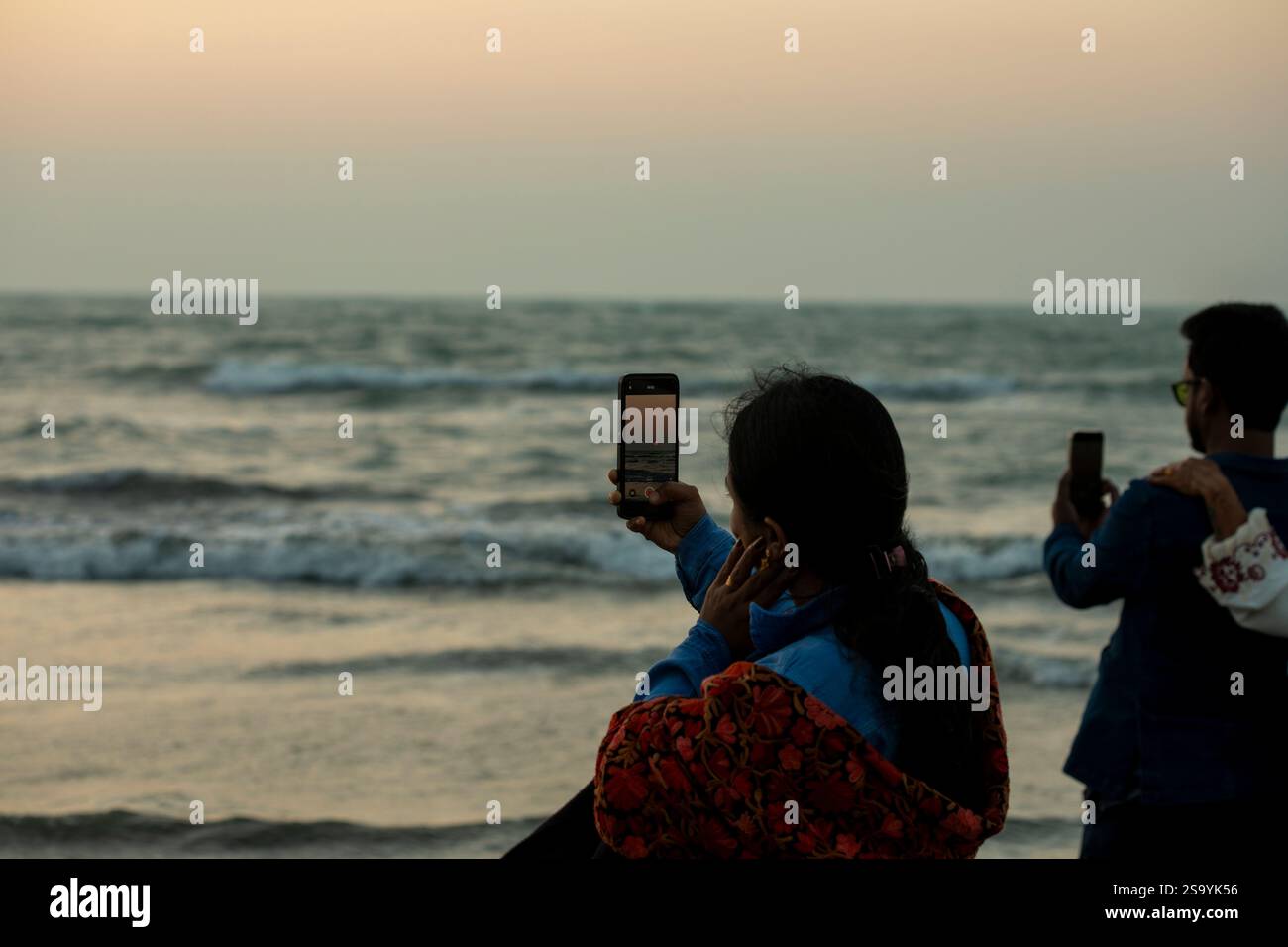 Les touristes appréciant la vue du coucher du soleil depuis la plage de Saint Martin's Island, la seule île corallienne au Bangladesh, située dans la baie du Bengale au sein du Co Banque D'Images