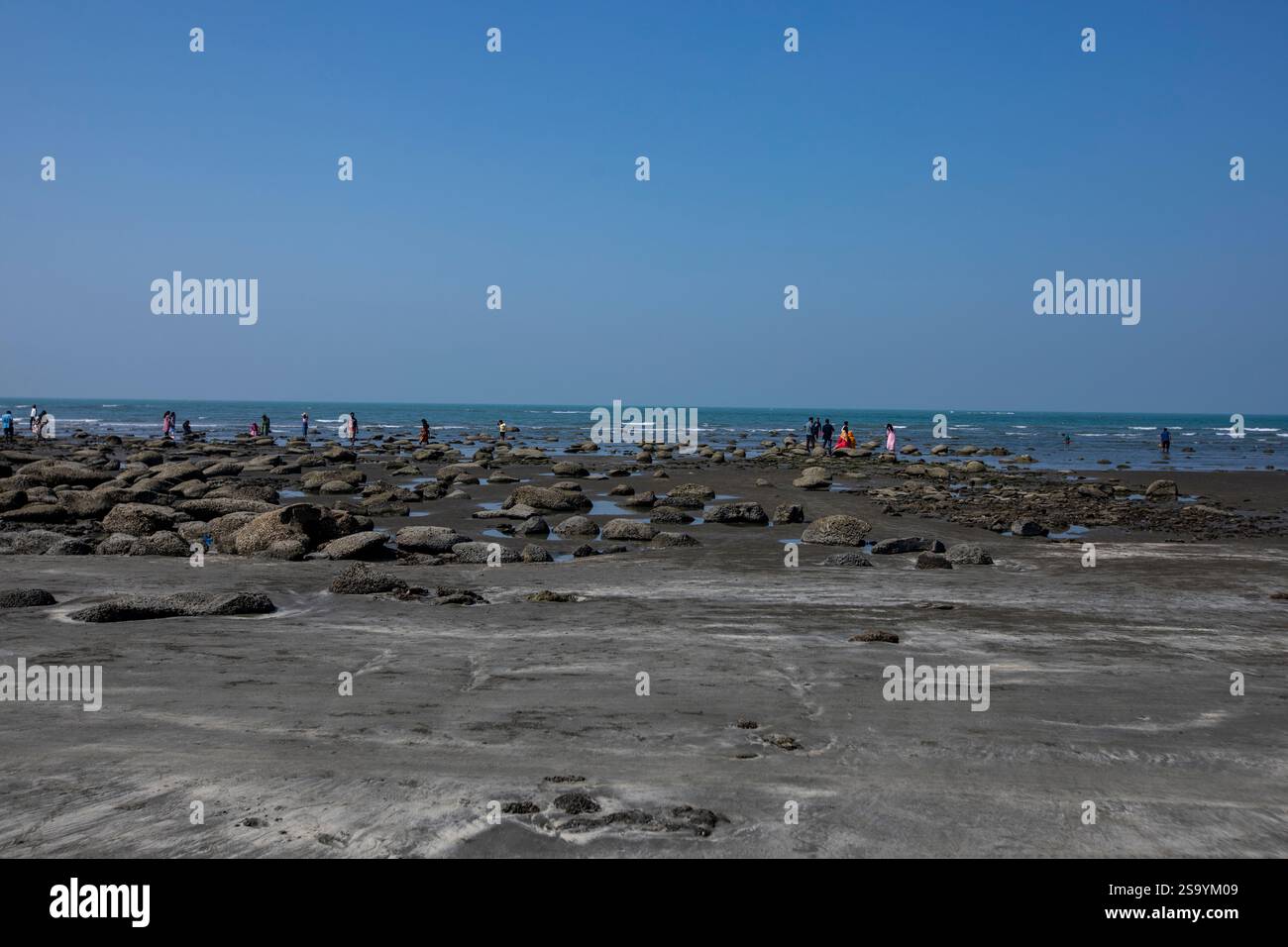 Touristes appréciant la plage de Saint Martin's Island, la seule île corallienne du Bangladesh, située dans la baie du Bengale dans le district de Cox's Bazar. Banque D'Images