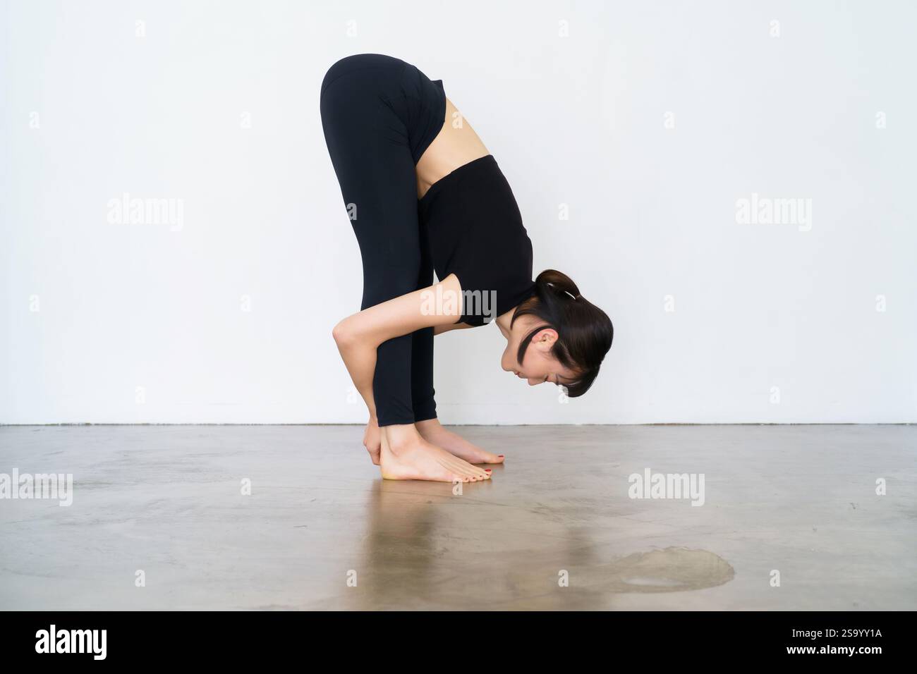 Femme faisant un exercice de flexion avant Banque D'Images