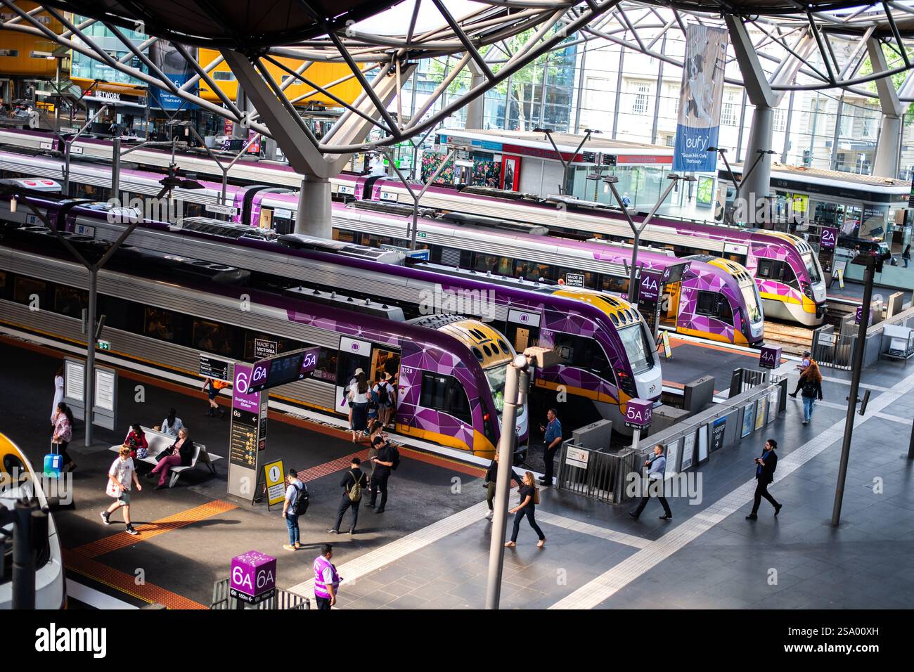 Les passagers du train régional de VLine à la gare de Southern Cross montent dans un train à Melbourne. Voyage en train bon marché, prix abordable, voyage régional Banque D'Images
