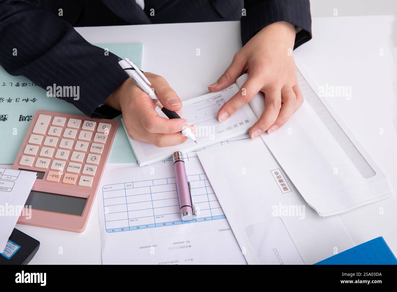 Femme en costume faisant du travail de comptabilité Banque D'Images