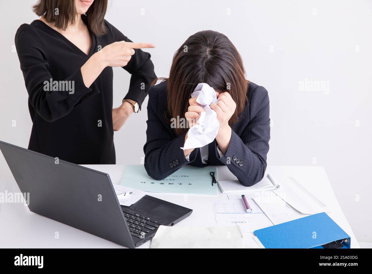 Femme harcelée par son patron Banque D'Images