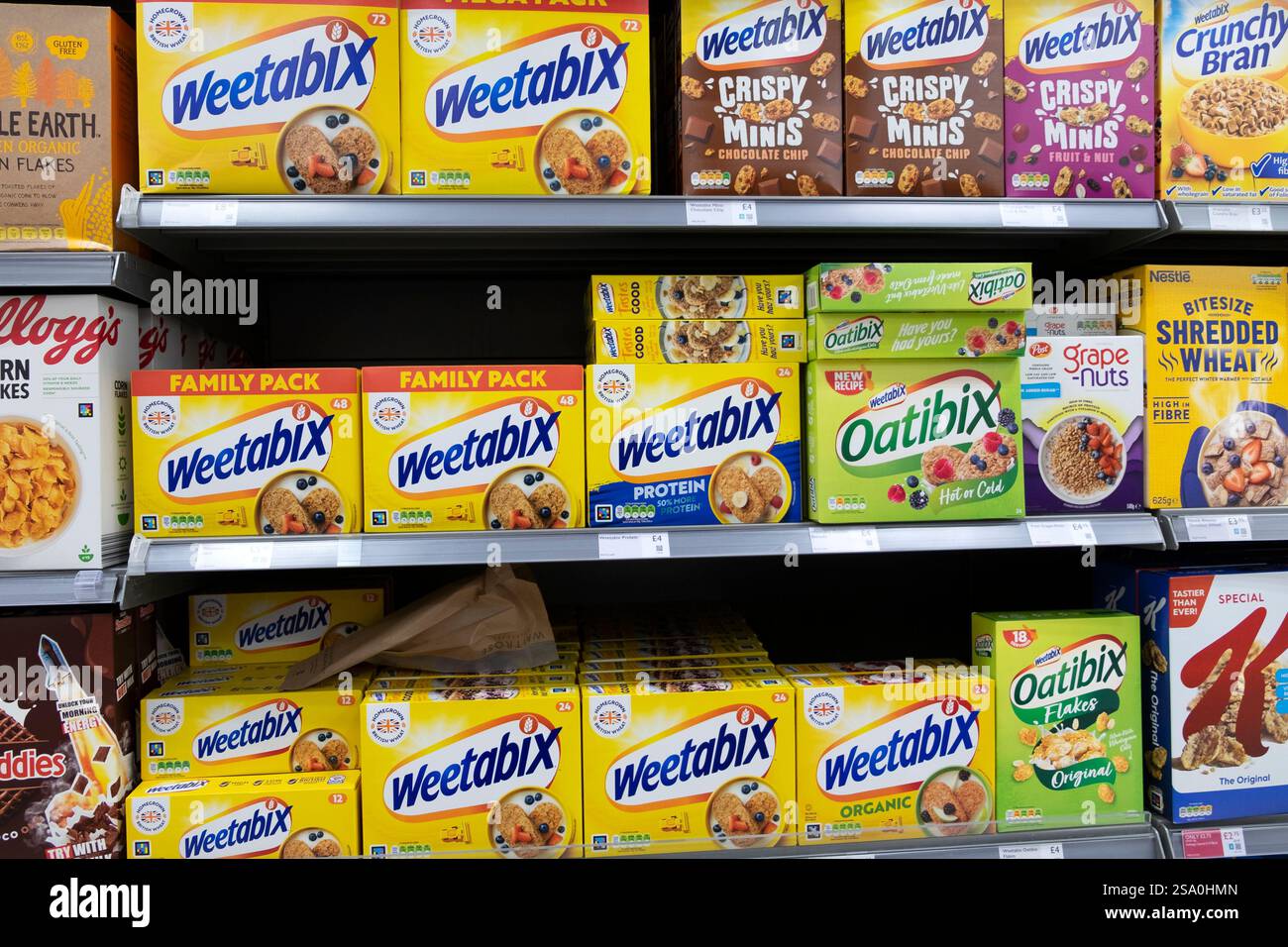 Rangées de boîtes cartons de céréales de blé Weetabix pour petit déjeuner sur les étagères du supermarché Waitrose à Londres Angleterre Royaume-Uni 2025 KATHY DEWITT Banque D'Images