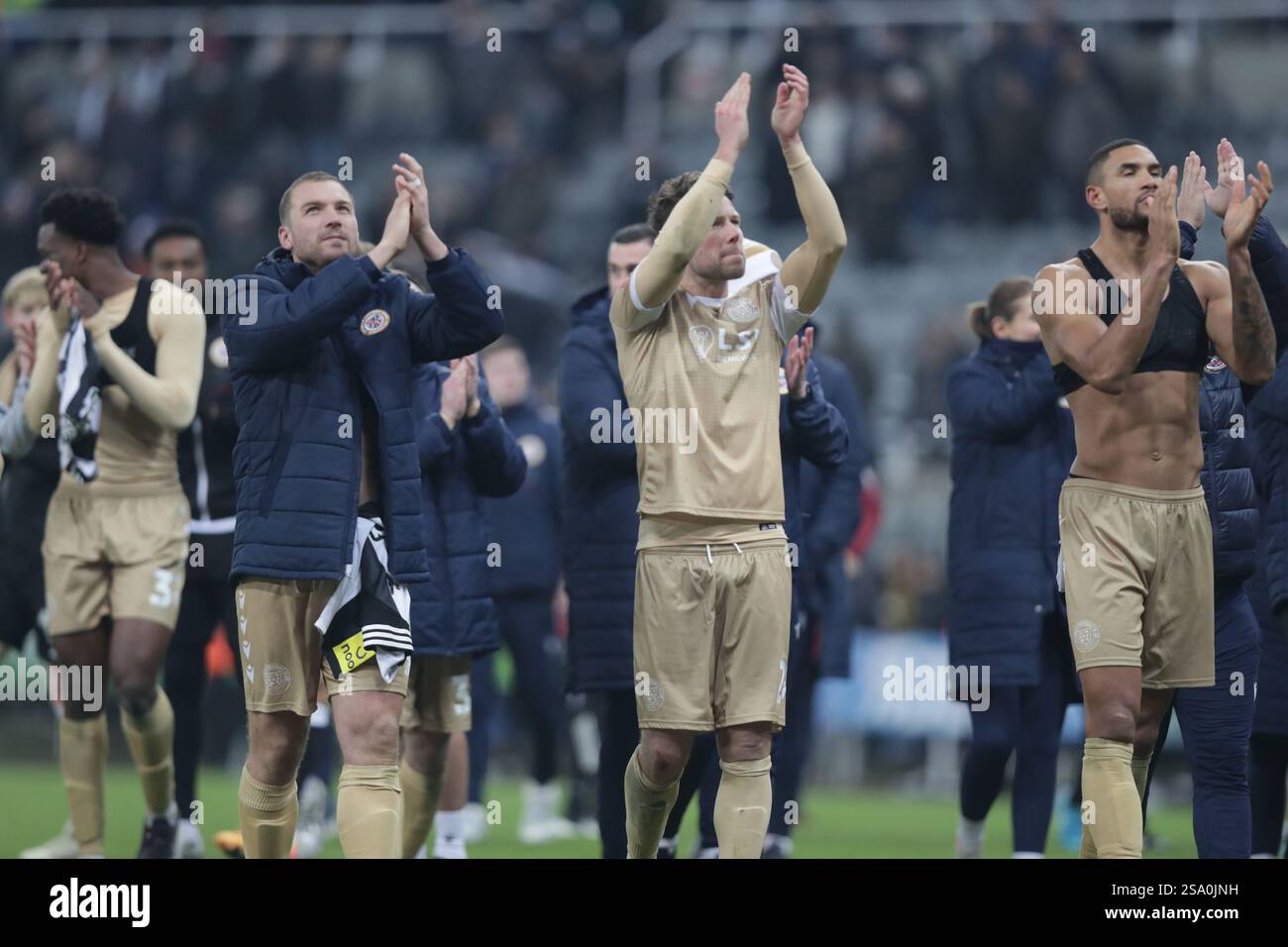 Bromley applaudit les fans itinérants après avoir battu Beat 2-1 - Newcastle United v Bromley FC, troisième tour de l'Emirates FA Cup, St James' Park, Newcastle upon Tyne, Royaume-Uni - 12 janvier 2025 usage éditorial uniquement - des restrictions DataCo s'appliquent Banque D'Images