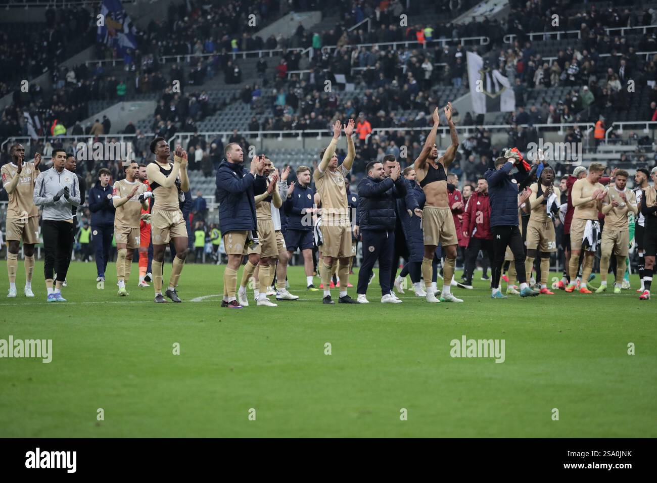 Bromley applaudit les fans itinérants après avoir battu Beat 2-1 - Newcastle United v Bromley FC, troisième tour de l'Emirates FA Cup, St James' Park, Newcastle upon Tyne, Royaume-Uni - 12 janvier 2025 usage éditorial uniquement - des restrictions DataCo s'appliquent Banque D'Images