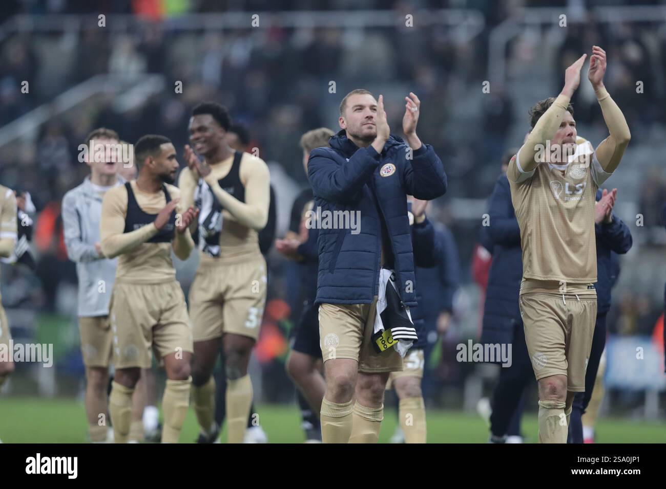 Bromley applaudit les fans itinérants après avoir battu Beat 2-1 - Newcastle United v Bromley FC, troisième tour de l'Emirates FA Cup, St James' Park, Newcastle upon Tyne, Royaume-Uni - 12 janvier 2025 usage éditorial uniquement - des restrictions DataCo s'appliquent Banque D'Images