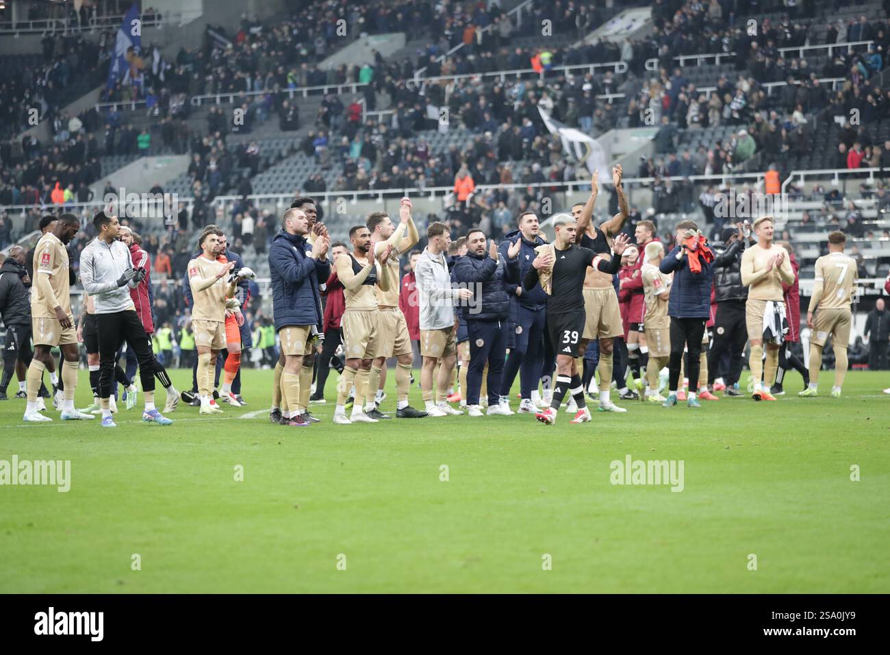 Bromley applaudit les fans itinérants après avoir battu Beat 2-1 - Newcastle United v Bromley FC, troisième tour de l'Emirates FA Cup, St James' Park, Newcastle upon Tyne, Royaume-Uni - 12 janvier 2025 usage éditorial uniquement - des restrictions DataCo s'appliquent Banque D'Images
