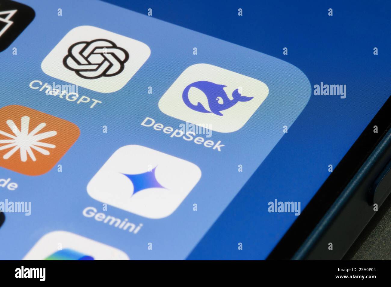 Les icônes DeepSeek, ChatGPT, Google Gemini et Claude s'affichent sur l'écran d'un iPhone. Banque D'Images