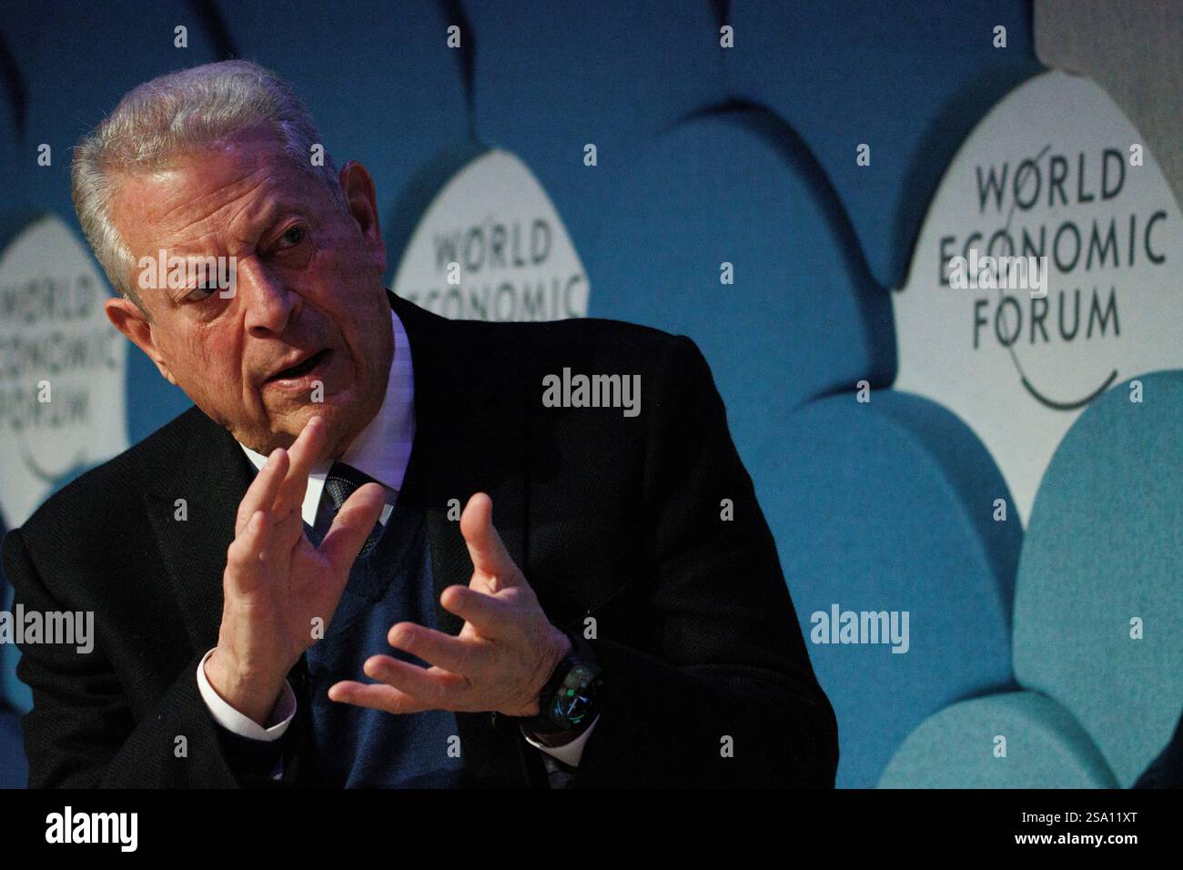 Davos, Suisse. 23 janvier 2025. L'ancien vice-président américain Al Gore prend la parole lors du panel « Nouveau trilemme - climat, développement et classe moyenne » lors du Forum économique mondial annuel à Davos. Le WEF - Forum économique mondial, fondé par Klaus Schwab en 1971, tient sa réunion annuelle à Davos, en Suisse, réunissant des dirigeants mondiaux pour discuter des questions économiques, sociales et environnementales. Connu pour son influence et son approche des sujets d'actualité, le forum est également critiqué pour son élitisme perçu et ses résultats tangibles limités. Crédit : Orjan Ellingvag/Tellus/Alamy Banque D'Images