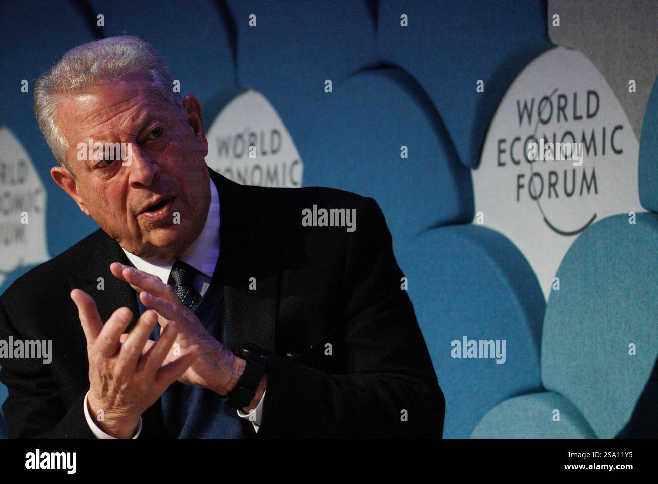 Davos, Suisse. 23 janvier 2025. L'ancien vice-président américain Al Gore prend la parole lors du panel « Nouveau trilemme - climat, développement et classe moyenne » lors du Forum économique mondial annuel à Davos. Le WEF - Forum économique mondial, fondé par Klaus Schwab en 1971, tient sa réunion annuelle à Davos, en Suisse, réunissant des dirigeants mondiaux pour discuter des questions économiques, sociales et environnementales. Connu pour son influence et son approche des sujets d'actualité, le forum est également critiqué pour son élitisme perçu et ses résultats tangibles limités. Crédit : Orjan Ellingvag/Tellus/Alamy Banque D'Images
