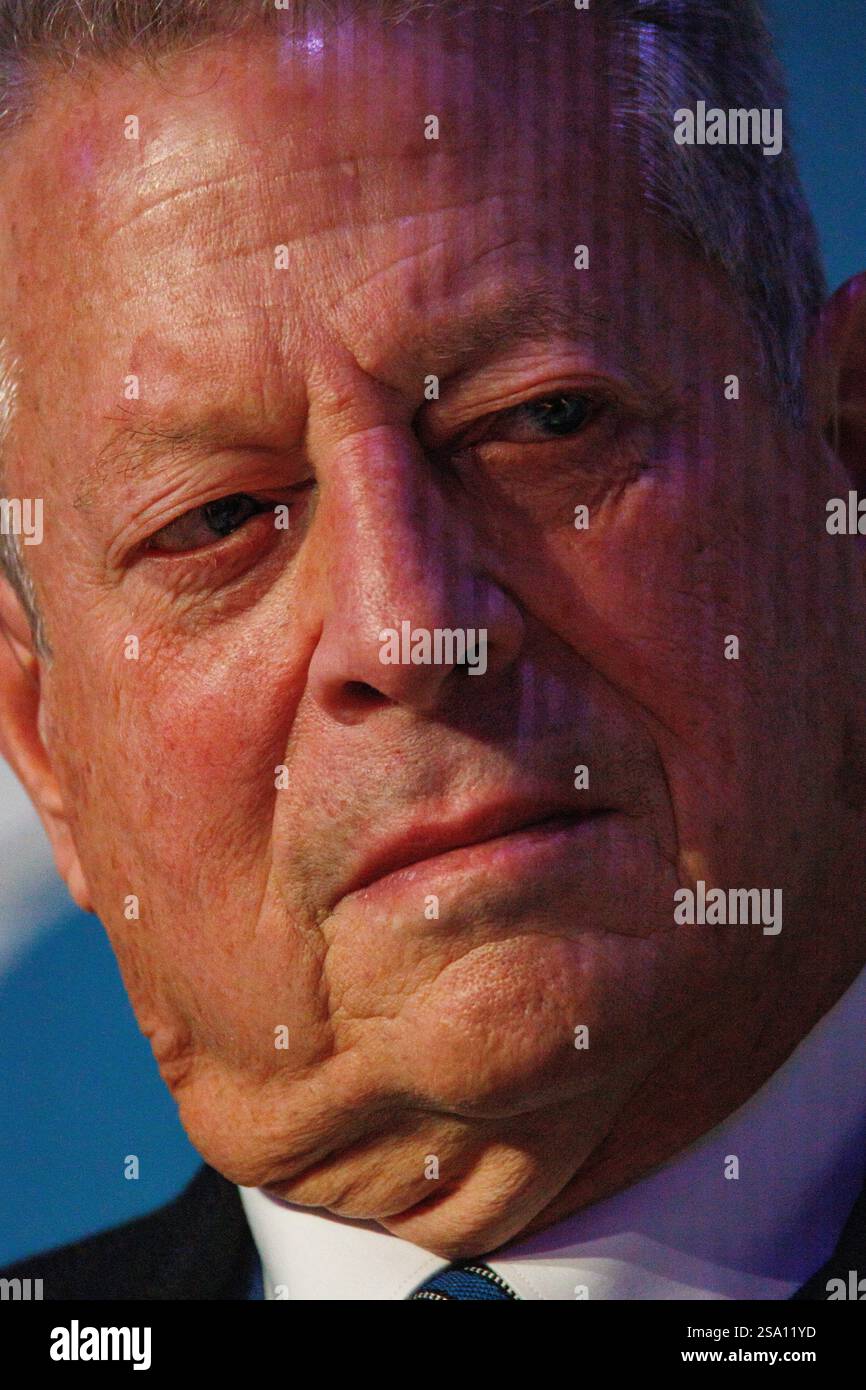 Davos, Suisse. 23 janvier 2025. L'ancien vice-président américain Al Gore prend la parole lors du panel « Nouveau trilemme - climat, développement et classe moyenne » lors du Forum économique mondial annuel à Davos. Le WEF - Forum économique mondial, fondé par Klaus Schwab en 1971, tient sa réunion annuelle à Davos, en Suisse, réunissant des dirigeants mondiaux pour discuter des questions économiques, sociales et environnementales. Connu pour son influence et son approche des sujets d'actualité, le forum est également critiqué pour son élitisme perçu et ses résultats tangibles limités. Crédit : Orjan Ellingvag/Tellus/Alamy Banque D'Images