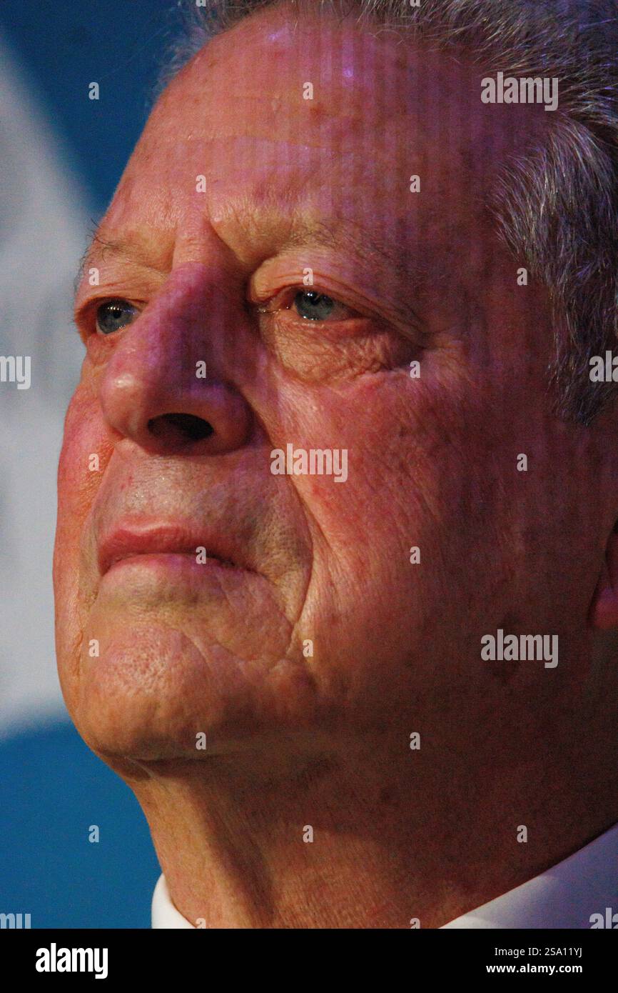Davos, Suisse. 23 janvier 2025. L'ancien vice-président américain Al Gore prend la parole lors du panel « Nouveau trilemme - climat, développement et classe moyenne » lors du Forum économique mondial annuel à Davos. Le WEF - Forum économique mondial, fondé par Klaus Schwab en 1971, tient sa réunion annuelle à Davos, en Suisse, réunissant des dirigeants mondiaux pour discuter des questions économiques, sociales et environnementales. Connu pour son influence et son approche des sujets d'actualité, le forum est également critiqué pour son élitisme perçu et ses résultats tangibles limités. Crédit : Orjan Ellingvag/Tellus/Alamy Banque D'Images
